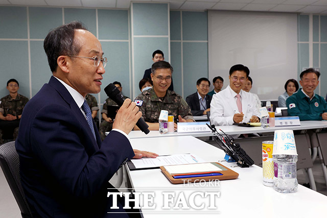 하범만 국군의무사령관, 석웅 국군수도병원장 등 관계자들과 간담회 갖는 추 원내대표.