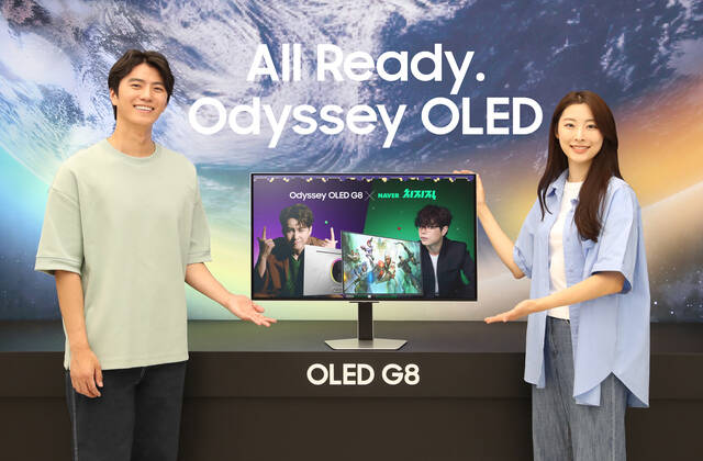 삼성전자 모델이 오디세이 OLED G8을 소개하고 있다. /삼성전자