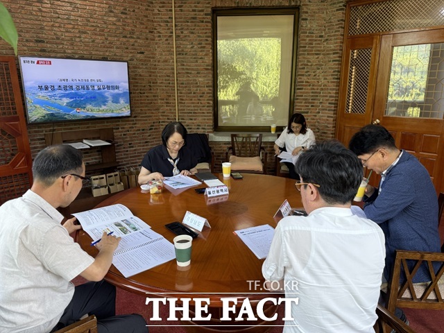 경남도와 부산시, 울산시 수질 분야 담당자들이 19일 경남도민의집에서 경제동맹 실무협의회를 갖고 국가 녹조 전담기관 설립을 논의하고 있다./경남도