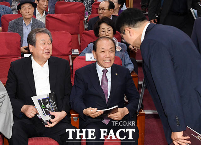 인사하는 황우여 국민의힘 비상대책위원장(가운데)과 박찬대 더불어민주당 원내대표(오른쪽).