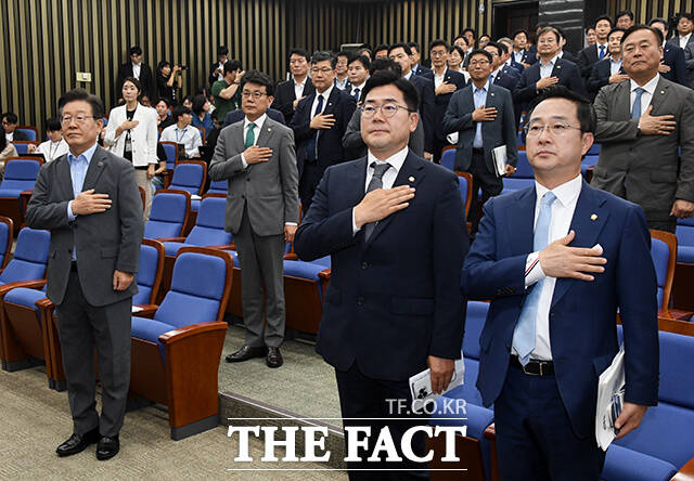 이재명 더불어민주당 대표와 박찬대 원내대표가 20일 오후 서울 여의도 국회에서 열린 긴급 의원총회에 참석해 국기에 대한 경례를 하고 있다. /배정한 기자