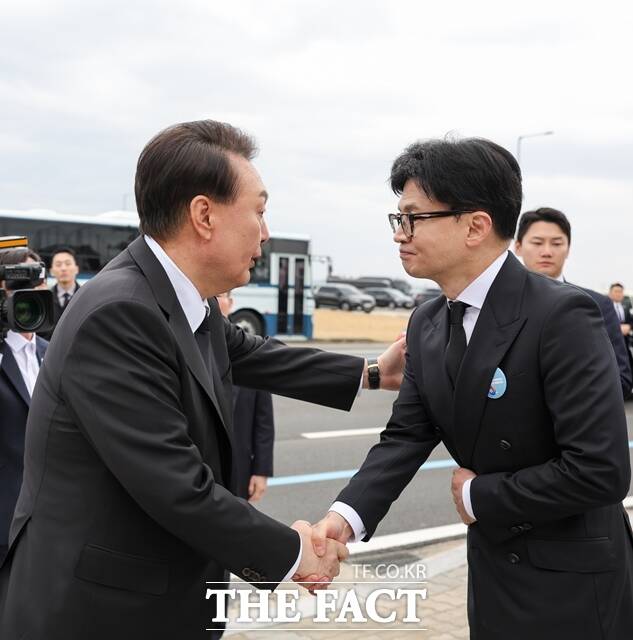 20일 한동훈 전 국민의힘 비상대책위원장이 전날(19일) 윤석열 대통령과 통화한 것으로 알려졌다. 윤석열 대통령이 지난 3월 22일 경기도 평택 소재 해군 제2함대사령부에서 거행된 제9회 서해수호의날 기념식을 마친 뒤 한동훈 국민의힘 비상대책위원장과 악수하고 있다. /뉴시스