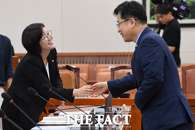 전체회의 앞두고 인사하는 안호영 위원장(오른쪽)과 정혜경 진보당 의원.