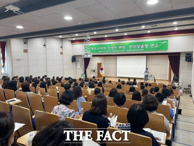 19일 광주교육연수원에서 진행된 ‘우리 시대의 진정한 해방’ 학교자치 직무연수에 참가한 교원 및 학생들이 아버지의 해방일지 정지아 작가의 강연을 듣고 있다./ 광주광역시교육청