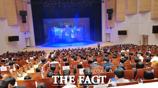 20일 천안교육청학생교육문화원 대공연장 전석을 가득 메운 학생들이 ‘하얀마음 하얀이’ 뮤지컬을 관람하고 있다. /이영호 기자