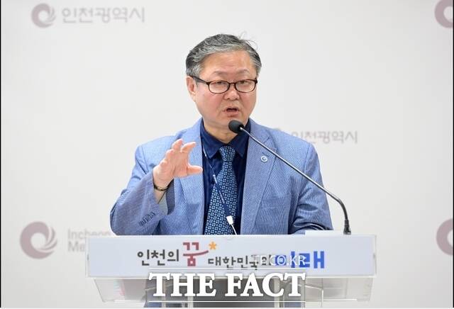 윤현모 글로벌비즈니스협력단장이 20일 시청 브리핑룸에서 글로벌비즈니스협력단 소관 현안에 대해 설명하고 있다./인천시