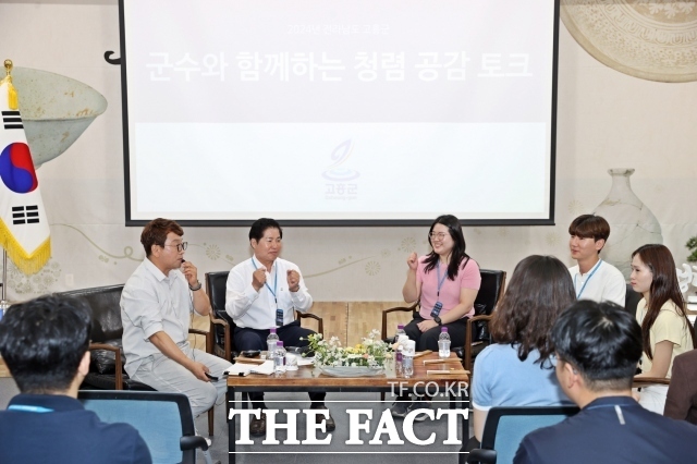 공영민 고흥군수가 지난 19일 고흥분청문화박물관 강당에서 MZ세대 새내기 공직자 80여 명과 함께 부패 해소를 통한 청렴도 향상과 조직 문화 개선 방안에 대해 논의하는 소통의 시간을 가졌다./고흥군