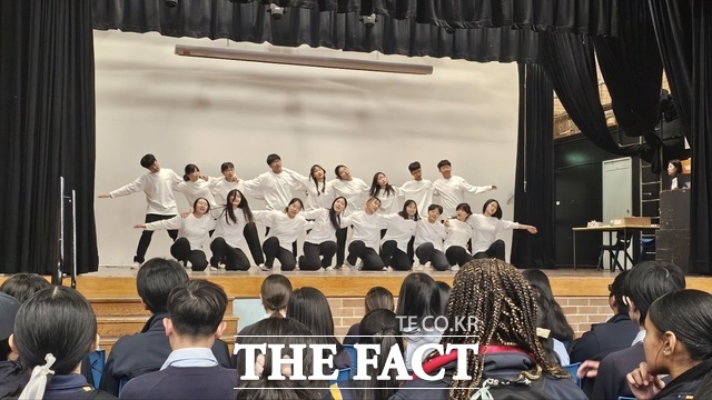 한국어교육 기반 국제 교류 ‘2024 찾아가는 자기주도 진로탐색 및 독서체험’ 프로그램에 참가한 광주 지역 중학교 3학년 학생들이 지난 19일 호주 NSW주 소재 공립학교에서 5.18 플래시몹과 한국 문화를 알리는K-팝 댄스 공연을 펼치고 있다./ 광주광역시교육청