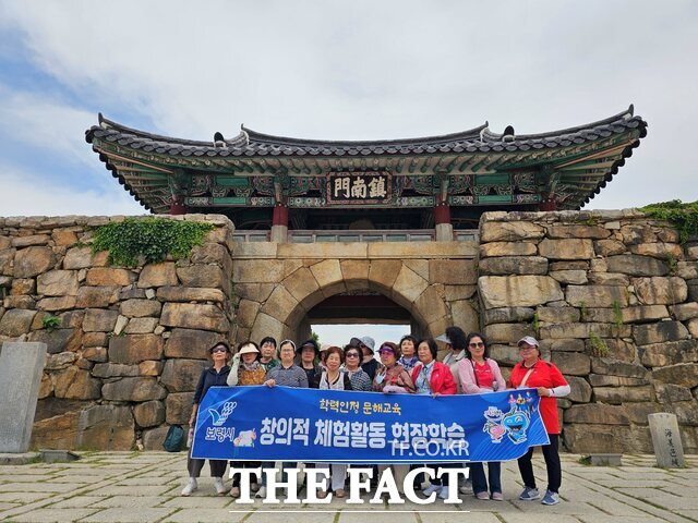 보령시가 주관한 초등·중학 학력인정 문해교육 학습자들이 서산시 해미읍성 견학 현장학습에서 기념촬영을 하고 있다. / 보령시