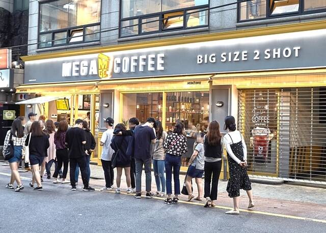 메가MGC커피가 저가 커피 소비 트렌드에 힘입어 실적이 가파르게 오르고 있다. 사진은 서울 마포구 메가MGC커피 매장 전경 /메가MGC커피