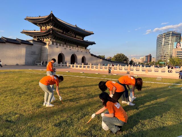 지난 1일 서울 종로구 대한민국역사박물관과 광화문 일대에서 bhc그룹 BSR봉사단이 쓰레기를 줍고 있다. /bhc그룹