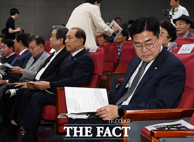 황우여 국민의힘 비상대책위원장(왼쪽)과 박찬대 더불어민주당 원내대표(오른쪽)가 20일 오전 서울 여의도 국회의원회관 제2소회의실에서 열린 김대중 탄생 100주년, 6월 민주항쟁 기념 특별강연 및 발표 대담회에 참석하고 있다. /국회=배정한 기자