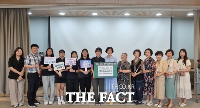 전남 담양군여성단체협의회(회장 김미례)는 지난 19일 제23회 담양대나무축제 기간 중 먹을거리 판매 등으로 얻은 수익금 수백 만 원을 담빛청소년문화의집에 전달했다./담양군