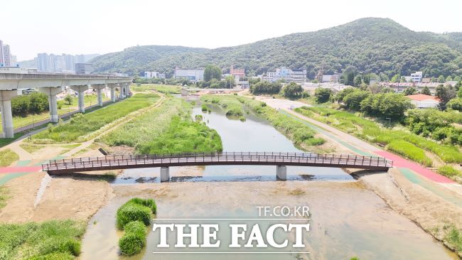 용인시가 유방동 일대 경안천에 만든 인도교./용인시