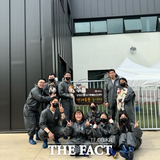 경기도시장상권진흥원은 20일 오후 양평군에 위치한 ‘품 유기동물보호센터’를 방문해 유기견 봉사활동을 진행했다고 21일 밝혔다./경상원