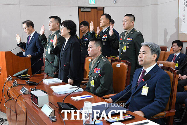 박성재 법무부 장관이 21일 오전 서울 여의도 국회에서 열린 법제사법위원회 채상병 특검법 입법청문회에 출석해 증인 선서를 한 가운데 이종섭 전 국방부 장관과 임성근 전 해병대 1사단장, 신범철 전 국방부 차관이 증인 선서를 거부한 채 자리에 앉아 있다. 앞줄 왼쪽부터 박성재 법무부 장관, 박정훈 전 해병대 수사단장, 유재은 국방부 법무관리관, 임성근 전 해병대 1사단장, 이종섭 전 국방부 장관. /국회=남윤호 기자