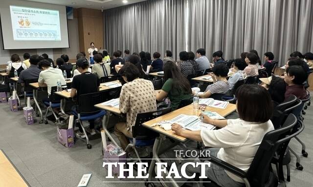 보성군은 지난 19일 농업기술센터 중강당에서 여름철 식중독 발생 예방을 위해 사회복지 급식시설 34개소를 대상으로 식중독 예방 교육을 실시했다고 21일 밝혔다./보성군