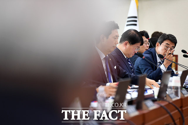 노종면 더불어민주당 의원이 김홍일 방통위원장을 상대로 방통위의 2인 의결 체계와 관련해 질의하고 있다.