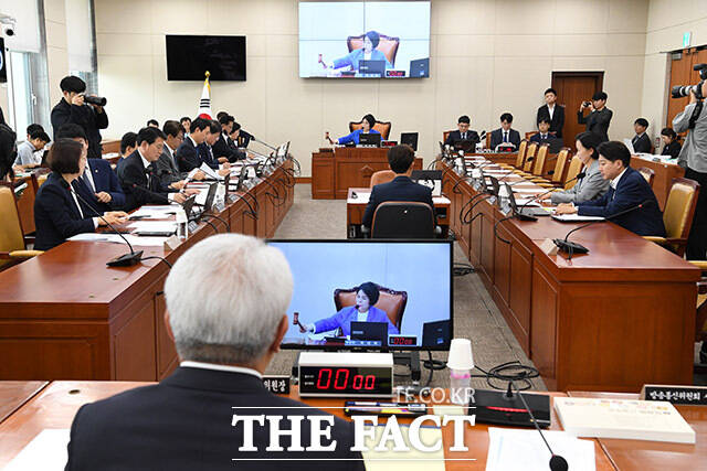이날 전체회의에 출석한 김홍일 과방위원장이 개회를 지켜보고 있다.