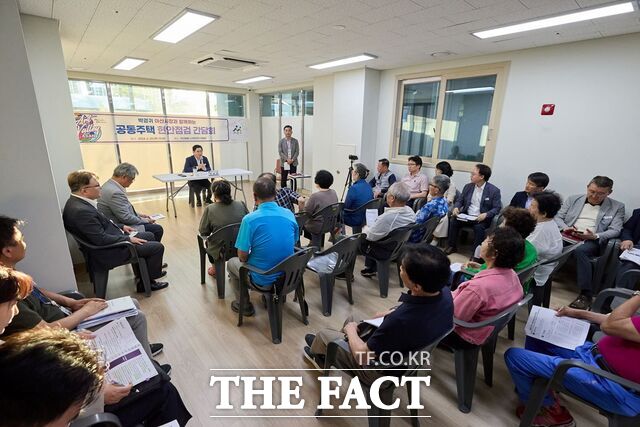 20일 박경귀 아산시장이 아산배방 LH15단지 아파트에서 ‘찾아가는 공동주택 현장간담회’의 열고 있다. /아산시