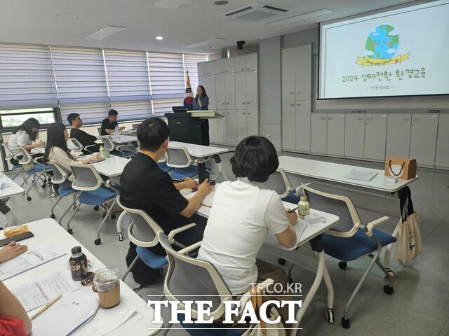 천안교육지원청이 초등학교 자율 특색과정 운영 담당 교원을 대상으로 ‘2024 초등학교 자율 특색과정 이끎 학교 담당자 배움 자리’ 교육을 실시하고 있다. /천안교육지원청