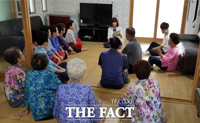 공주시가 경로당에서 폭염 대비 교육을 하고 있다. /공주시