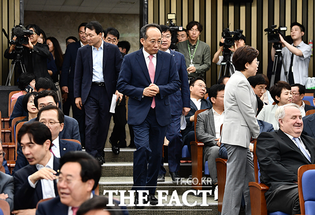 추경호 국민의힘 원내대표(가운데)가 21일 오전 서울 여의도 국회에서 열린 국민의힘 의회정치 원상복구 의원총회에 참석하기 위해 들어서고 있다. /국회=박헌우 기자