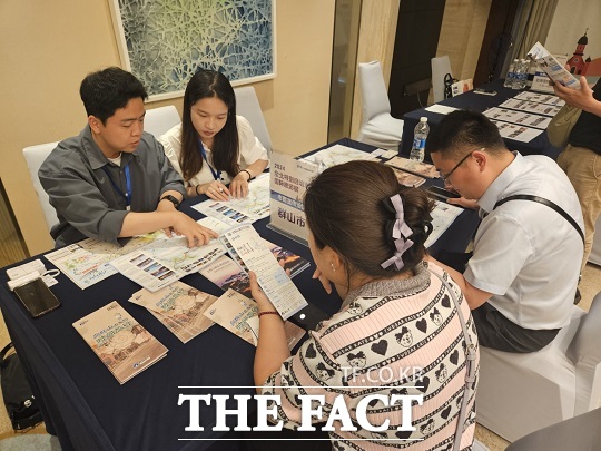 군산시가 20~21일 양일간 중국 칭다오에서 열린 ‘2024 전북특별자치도 국제관광전’에 참가해 군산관광 홍보를 위한 상담회 및 행사를 가졌다./군산시