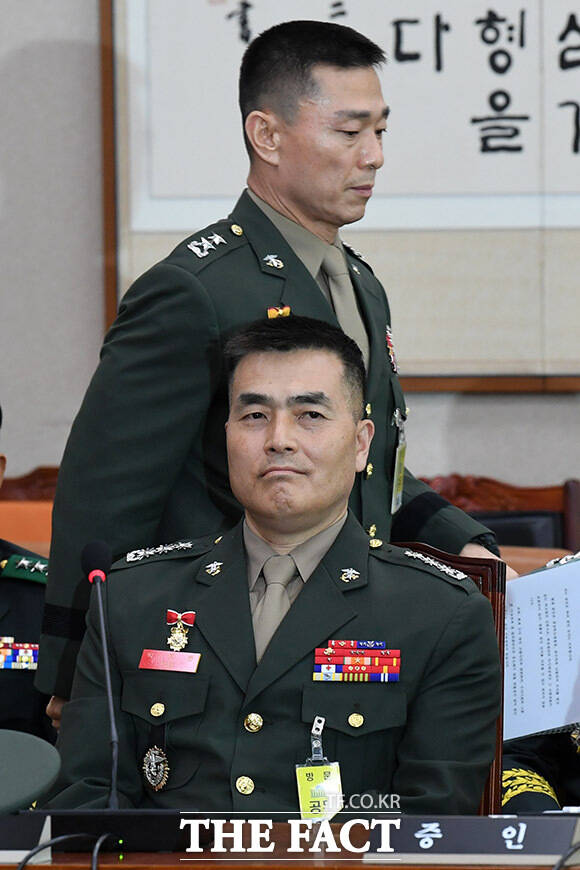 임성근 전 해병대 1사단장이 선서 거부 이유를 소명한 후 박정훈 대령 뒤를 지나가고 있다.