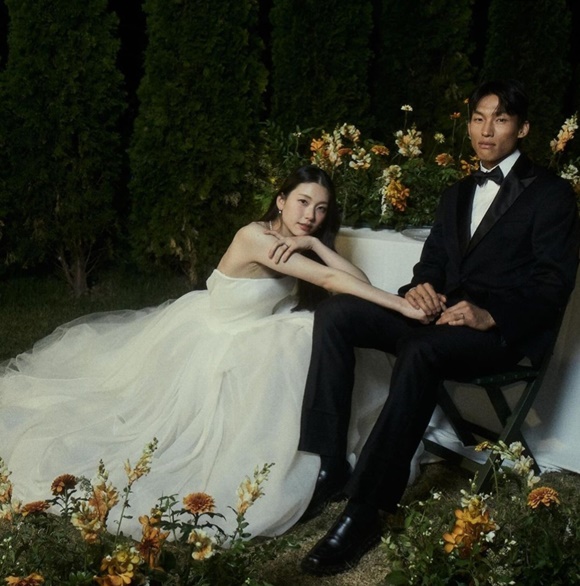 모델 출신 배우 김진경(왼쪽)과 축구선수 김승규가 17일 결혼했다. /김진경 인스타그램