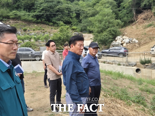 박범인 금산군수(가운데)가 20일 추부면 추풍천을 방문해 여름철 대비 안전점검을 하고 있다. /금산군