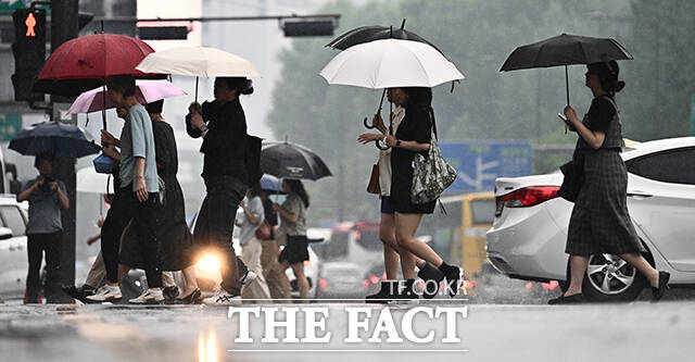 전국 대부분 지역에 비가 예보된 22일 오후 서울 종로구 광화문광장 일대의 시민들이 우산을 쓴 채 거리를 걷고 있다. /박헌우 기자