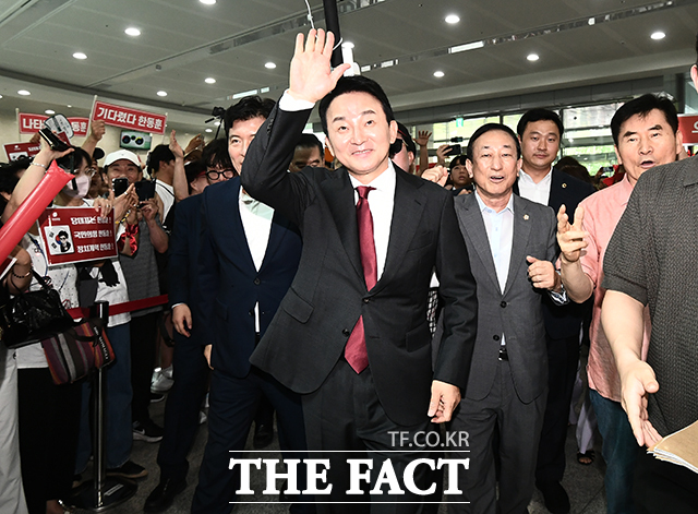 원희룡 전 국토교통부장관이 23일 오후 서울 여의도 국회 소통관에 지지자들의 응원을 받으며 입장하고 있다. /박헌우 기자