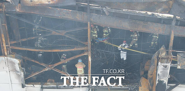 24일 오후 경기 화성시 전곡산업단지 내 일차전지 제조공장에서 화재가 발생한 가운데 소방대원들이 시신을 수습하고 있다. /화성=박헌우 기자