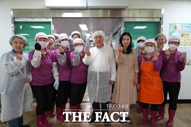 하윤수 부산시 교육감이 24일 그레이팅 경량화 사업 시범 운영 중인 용소초등학교를 찾아 현장을 점검했다./부산시교육청