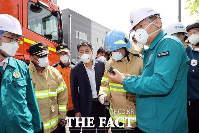 이상민 행정안전부 장관이 24일 경기도 화성시 서신면 소재 일차전지 제조 업체 공장의 화재 현장을 찾아 소방관들의 화재진압 활동 상황 등을 점검하고 있다. /행정안전부