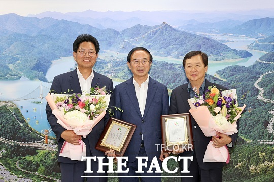 심민 임실군수는 6월 30일 자로 공직 생활을 마감하는 이남재 행정문화국장과 김종민 복지환경국장의 영예로운 퇴임을 축하하며 그동안의 공로에 감사한 마음을 담아 공로패를 전달했다./임실군