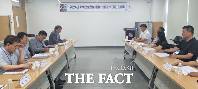 아산시가 지역건설산업 활성화를 위한 간담회를 개최하고 있다. /아산시