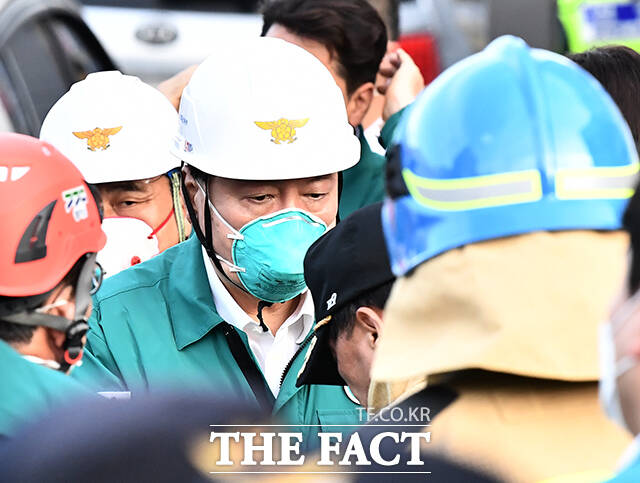 윤석열 대통이 24일 오후 경기 화성시 전곡산업단지 내 일차전지 제조공장 화재 현장을 방문해 소방관들을 격려했다. /화성=박헌우 기자