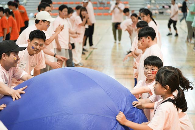 CJ올리브네트웍스 임직원 봉사자와 경북 나래 지역아동센터 소속 아동이 지난 22일 명지전문대학 체육관에서 개최된 CJ도너스캠프 운동회 결승전에서 단체 공굴리기에 참여하고 있다. /CJ나눔재단