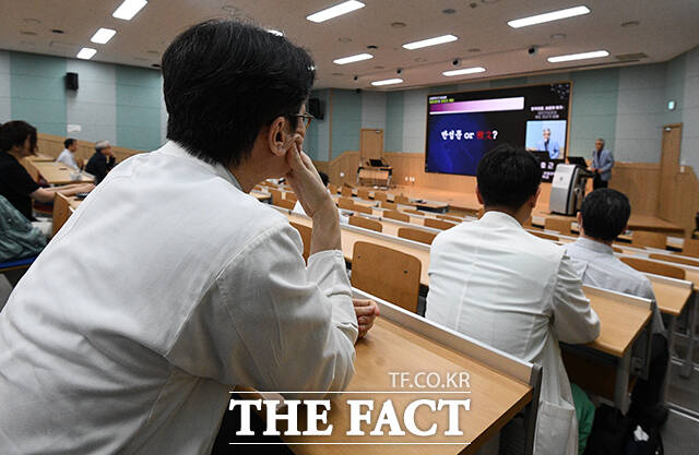 서울대학교 의과대학·서울대학교 병원 교수협의회 비상대책위원회가 24일 오후 서울 종로구 서울대학교 의과대학에서 사회학자가 바라본 의료 대란의 본질과 해법 심포지움을 개최한 가운데 의료 관계자들이 발언을 듣고 있다. /서예원 기자