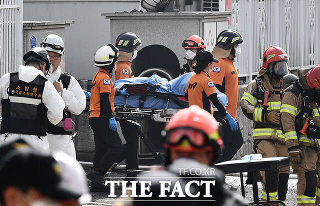 24일 오후 경기 화성시 전곡산업단지 내 일차전지 제조공장에서 화재가 발생한 가운데 소방대원들이 시신을 수습하고 있다. /화성=박헌우 기자