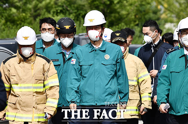 한덕수 국무총리(가운데)가 24일 오후 경기 화성시 전곡산업단지 내 일차전지 제조공장 화재 현장을 방문하고 있다. /화성=박헌우 기자