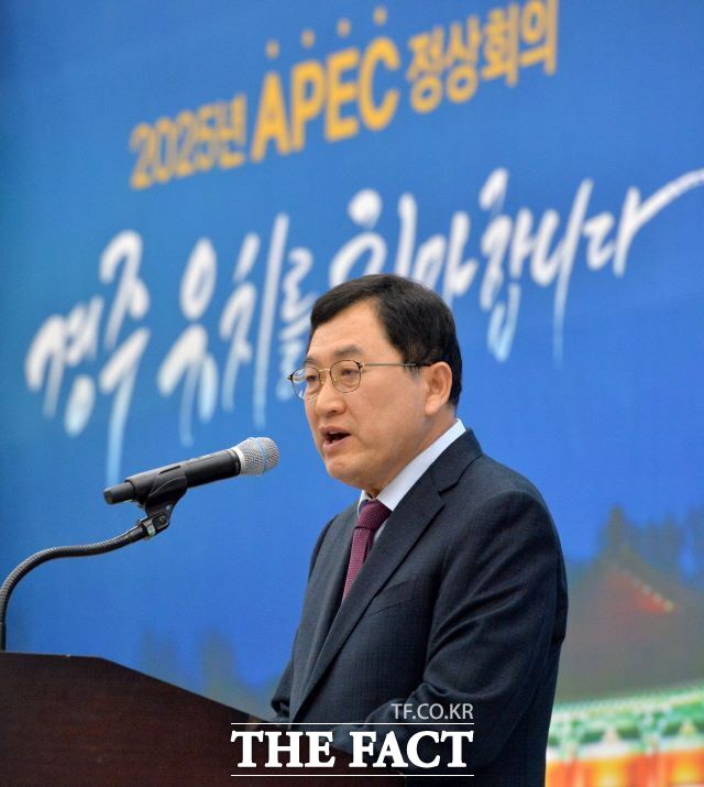 주낙영 경주시장이 지난해 3월 경주화백컨벤션센터에서 열린 2025 APEC 정상회의 경주 유치를 위한 범시민추진위원회 출범식에서 기념사를 하는 모습./경주시