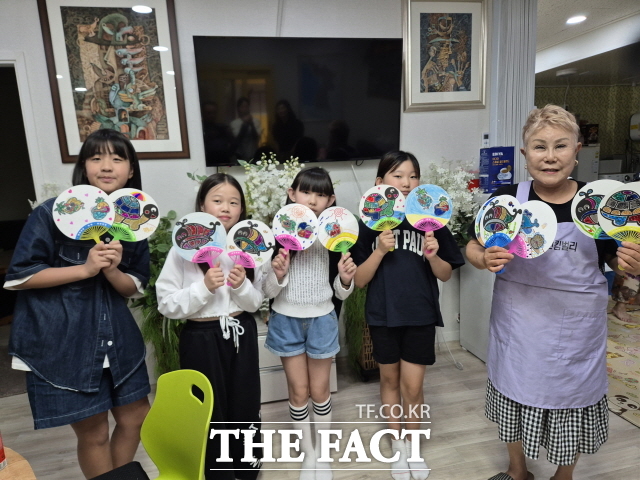 고려인마을 자녀 김 알렉산드라가 회장을 맡고 있는 광주 대반초 학생회가 지난 21일 인근 고려인마을에 여름나기 부채를 전달했다./고려인마을