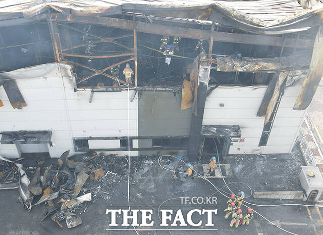 24일 오후 경기 화성시 전곡산업단지 내 일차전지 제조공장에서 화재가 발생한 가운데 소방대원들이 시신을 수습하고 있다. /화성=박헌우 기자