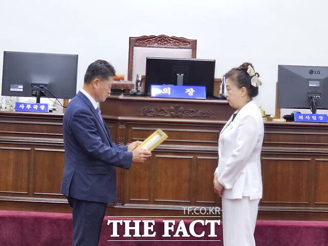 윤구병 공주시의장이 24일 오전 10시 공주시의회 본회의장에서 권경운 의원(오른쪽)에게 대한민국지방의정봉사상을 수여하고 있다. /공주시의회