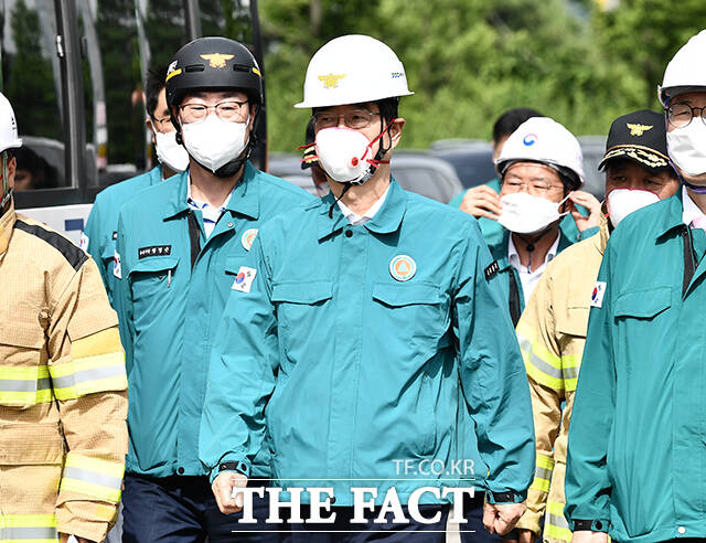 한덕수 국무총리는 24일 경기도 화성시 소재 일차전지 공장 화재 현장을 방문해 사고 수습과 유가족 지원에 만전을 기울이라고 지시했다. 또한 인명 수색 등에 최선을 다하면서도 소방관 등의 안전을 당부했다. /화성=박헌우 기자