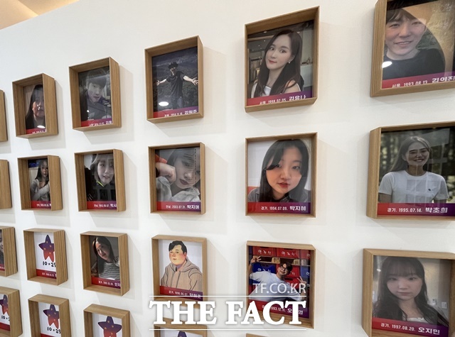 서울 중구 을지로1가 부림빌딩으로 이전한 이태원 참사 추모 공간에 희생자들의 이름과 생년월일, 출신지가 쓰여있는 사진이 걸려있다. /황지향 기자