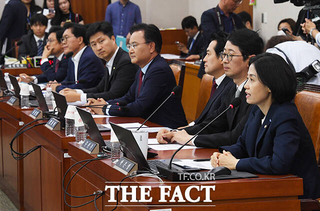 의사진행 발언하는 박은정 조국혁신당 의원(오른쪽).